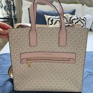 Michael Kors Kenly Large Tape Logo bag